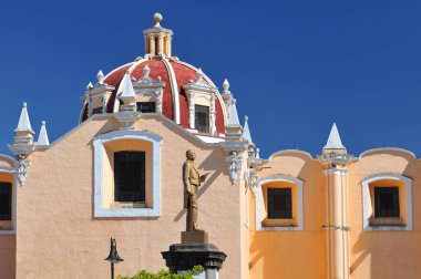 San Pedro Kilisesi Cholula City, Meksika 'nın ana meydanında yer alır..