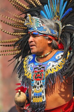 Mexico City Zocalo 'da düzenlenen törende Aztek dansçısı..