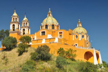 Meksika, Cholula 'daki Piramidin üzerinde bulunan tarihi Çareler Mabedi..