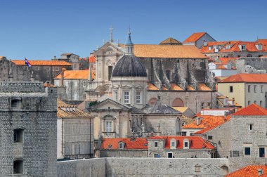 Hırvatistan 'ın eski kent duvarlarından Dubrovnik Katedrali manzarası.
