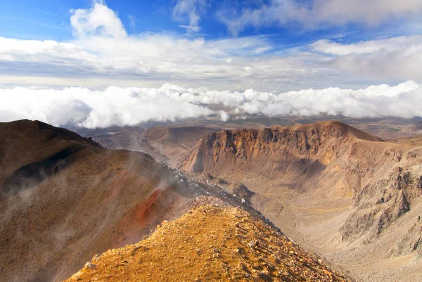 Pohled na hory podél alpského přechodu Tongariro, Nový Zéland. — Stock fotografie