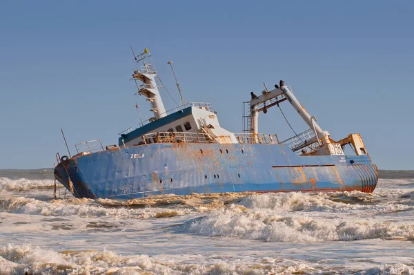 アフリカのナミビアの有名なスケルトン海岸に沿ってスワコプムントとヘンティス湾の間の大西洋岸にある古い難破船Zeila. — ストック写真