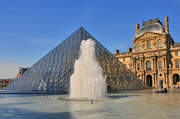 Glass pyramid and fountain at the Louvre art gallery and Museum Paris, France. — Stock Photo, Image