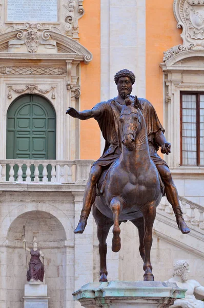 A Estátua Equestre de Marco Aurélio na Piazza del Campidoglio em Roma, Itália . — Fotografia de Stock