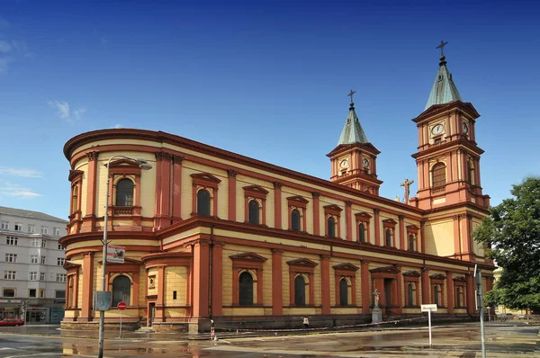 Ostrvaの中心部に位置する神の救い主の大聖堂,モラヴィアとシレジアで2番目に大きいローマカトリック大聖堂, Ostrvaチェコ共和国. — ストック写真