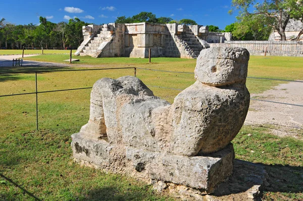 Scultura del dio maya Chac Mool a Chichen Itza, Yucatan, Messico . — Foto Stock