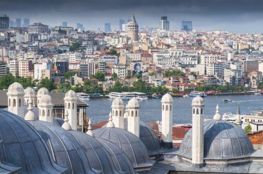 Uzakta, Boğaziçi Boğazı ve Galata Köprüsü bulunan Süleyman Camii 'nin kubbeleri. İstanbul, Türkiye.