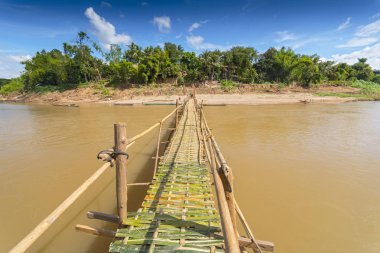 Bambu köprüden Nam Khan, Luang Prabang, Laos, Asya.