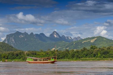 Mekong Nehri 'ndeki turist nehir teknesi, Luang Prabang, Laos, Asya.
