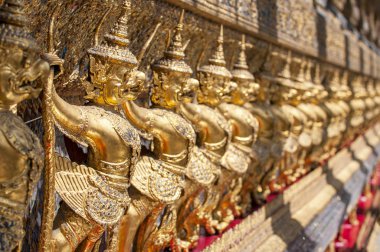Ubosoth, Wat Phra Kaew tapınağı, Grand Palace, Bangkok, Tayland 'ın dış dekorasyonları üzerine Garudas ve Nagas.