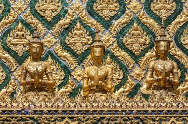 Büyük Saray Bangkok Tayland 'daki Phra Mondop kütüphanesi binasının mozaik kaplı duvarı..