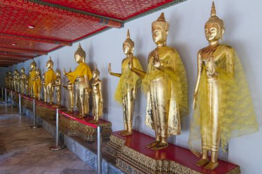 Altın çizgili Buda heykelleri, Wat Pho veya Wat Phra Chetuphon, Bangkok, Tayland, Asya.