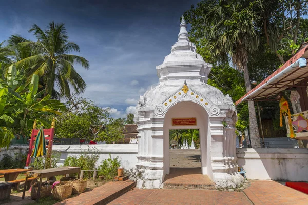 O portão para o complexo Wat Xieng Thong em Luang Prabang, Laos . — Fotografia de Stock