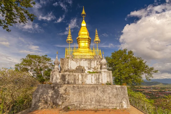 Golden Wat That Chomsi temple Stupa sur le mont Phousi à Luang Prabang, Laos . — Photo
