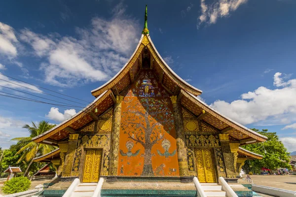 O fasade ocidental com sua árvore pintada do mosaic da vida em Wat Xieng Thong temple, Luang Prabang, Laos . — Fotografia de Stock