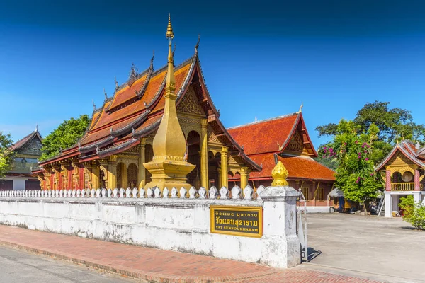 万森寺（英语：Wat Sen, Luang Prabang），又称万森寺（Wat Sene Souk Haram），是老挝的一座佛教寺庙，座落在老挝的朗弗拉邦。. — 图库照片