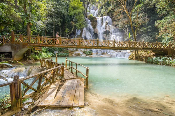 Piscina e cachoeira no sistema de cachoeira Tat Kuang Si perto de Luang Prabang no Laos, Indochina, Ásia . — Fotografia de Stock