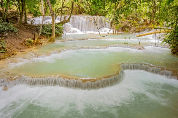 Piscina e cachoeira no sistema de cachoeira Tat Kuang Si perto de Luang Prabang no Laos, Indochina, Ásia . — Fotografia de Stock