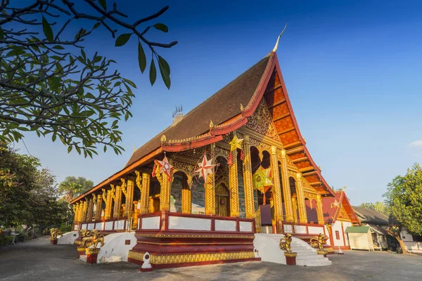 Wat Manorom, buddhista templom, Luang Prabang, Laosz. — Stock Fotó