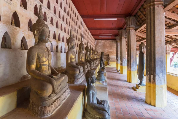 Filas de imágenes de Buda en Wat Si Saket, Vientiane, Laos . — Foto de Stock