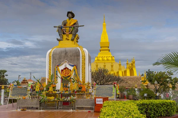 Szobor király Setthathirat Pha That Luang a háttérben, Vientiane, Laosz, Indokína, Délkelet-Ázsia. — Stock Fotó