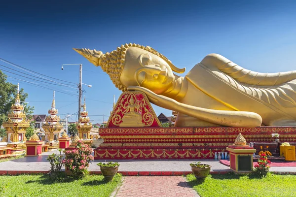 Ouro gigante reclinado dormindo estátua de Buda perto de Wat That Luang Temple, Vientiane, Laos . — Fotografia de Stock