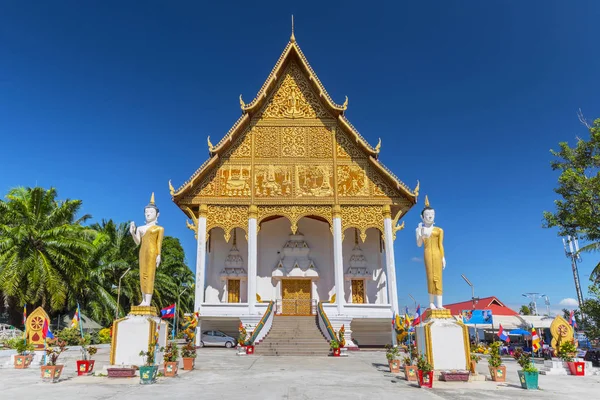 Posągi Buddy, przed świątyni Wat że Luang Neua, Vientiane, Laos, Indochiny, Asia. — Zdjęcie stockowe