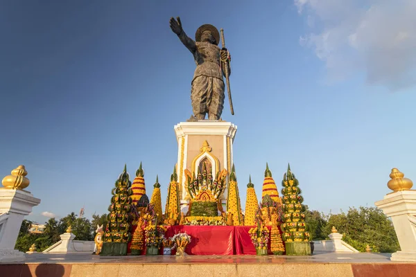 Statue of King Sisavang, Vientiane, Laos, Indochina, Southeast Asia, Asia. — Stock Photo, Image