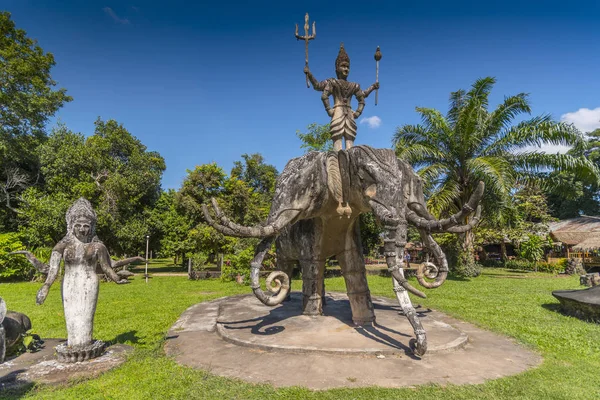 Estátua de três cabeças de elefante e deidade guerreira, Xieng Khuan Buddha Park, Vientiane, Laos . — Fotografia de Stock