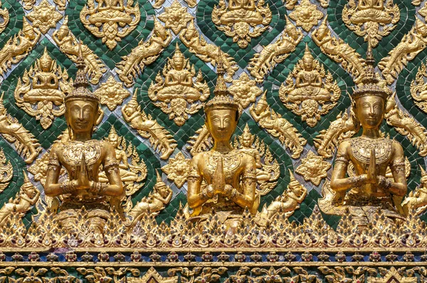 Mosaico incrustado pared del edificio de la biblioteca Phra Mondop en los terrenos del Gran Palacio Bangkok Tailandia . —  Fotos de Stock