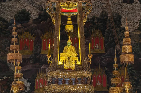 Buddha hijau Zamrud di Wat Phra Kaew, sebuah kuil di Grand Royal Palace, Bangkok, Thailand . — Stok Foto