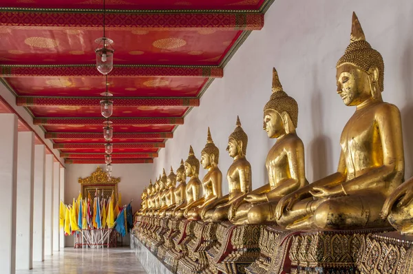 Złote posągi Buddy, Wat Pho lub Wat Phra Chetuphon, Bangkok, Tajlandia, Azja. — Zdjęcie stockowe