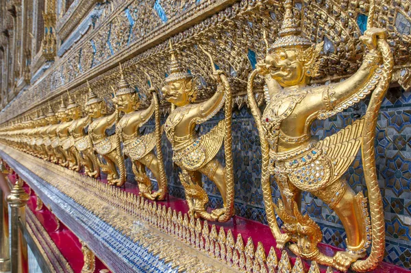 Garudas dan nagas pada dekorasi eksternal Ubosoth, Wat Phra Kaew candi, Grand Palace, Bangkok, Thailand . — Stok Foto