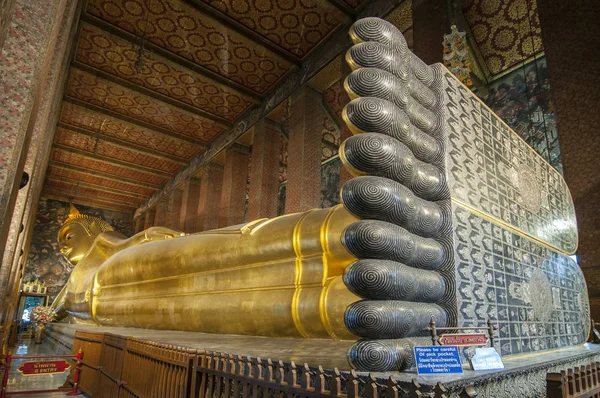 Pés da estátua de Buda Reclinada de Ouro no Templo Wat Pho Bangkok, Tailândia . Imagens Royalty-Free