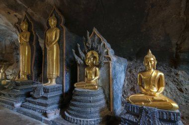 Wat Tham Suwankhuha 'daki Budist mağara tapınağında uzanan Buda' nın altın heykeli (Maymun Mağarası) Tayland, Phang Nga 'da.