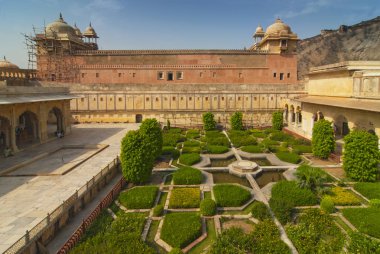 Amber Kalesi, Jaipur, Rajasthan, Hindistan 'daki bahçe ve kule..