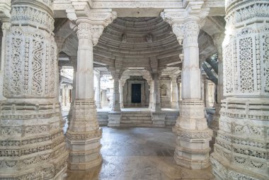 Chaumukha 'daki mermer sütunlar Mandir Jain Tapınağı Ranakpur, Rajasthan Hindistan.