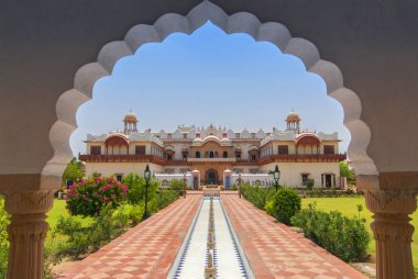 Laxmi Vilas Sarayı küçük bir av kulübesi olarak inşa edildi ve Bharatpur, Hindistan 'da bir otele dönüştürüldü..