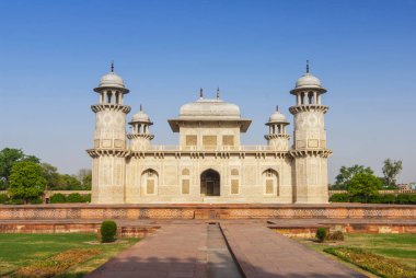 Itmad Ud Daulah 'ın mezarı, Hindistan' ın Agra şehrinde Bebek Taj Mahal olarak da bilinir..