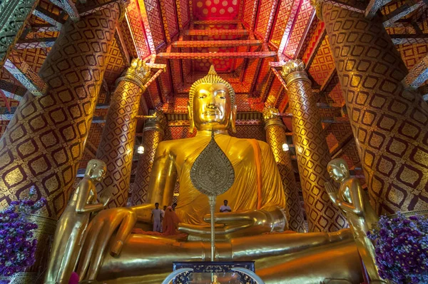 Estatua de Buda en el templo de Wat Phanan Choeng en Ayutthaya, Tailandia . — Foto de Stock