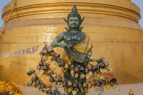 Estatua de Ángel con Estupa de Oro, Wat Saket o Monte de Oro en Bangkok, Tailandia . —  Fotos de Stock