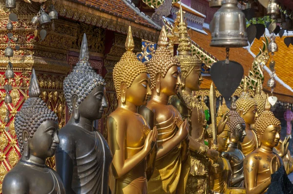 Linje av Buddhor vid Wat Phrathat Doi Suthep Chiang Mai Thailand. — Stockfoto