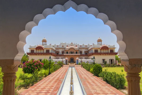 LAXMI Vilas 궁전은 작은 사냥터로 지어 졌고 인도의 바하 라츠 푸르에 있는 호텔로 개조되었다. — 스톡 사진