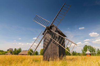 Polonya 'nın Bialowieza kentindeki açık hava halk müzesindeki yel değirmeni Skansen.