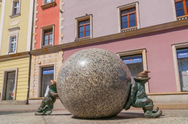 Wroclaw, Polonya 'daki Swidnicka caddesinde sifilifler cüceler.