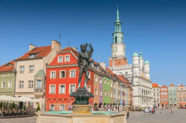Eski pazar meydanındaki Orpheus heykeli ve belediye binası, Poznan, Polonya.