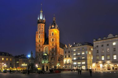 Ana pazar meydanında (Rynek Glowny) Bakire Meryem 'in Gotik Bazilikası (Kosciol Mariacki) gece, Krakow, Polonya.