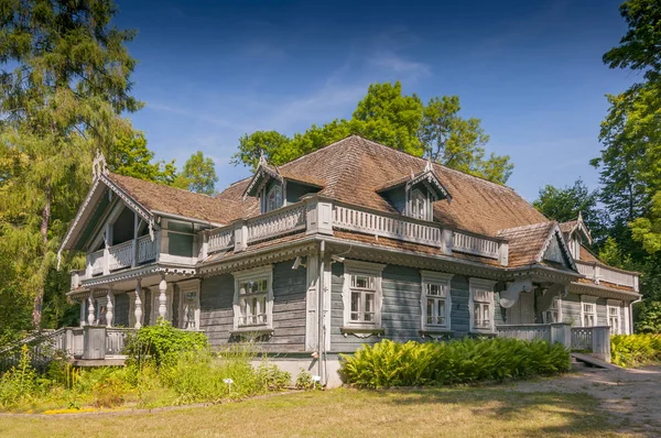 Historic manor house situated in Palace Park dating from 1845, the oldest building in Bialowieza town, Poland. — Stock Photo, Image
