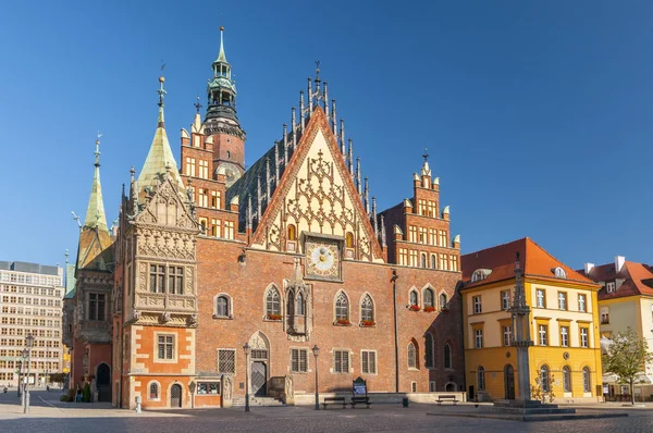 波兰弗罗茨拉夫（布雷斯劳）市集广场和旧哥特式市政厅. — 图库照片