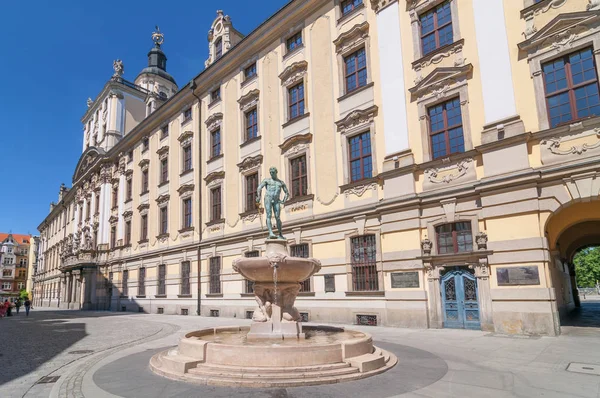 Wroclaw, Lower Silesia, Polonya 'daki üniversite ana binasında eskrim fıskiyesi. — Stok fotoğraf